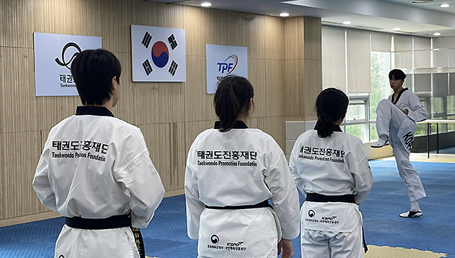 태권도 봉사단 태권도원 집합교육. 전 국가대표 김태훈의 겨루기 지도. 사진=태권도진흥재단