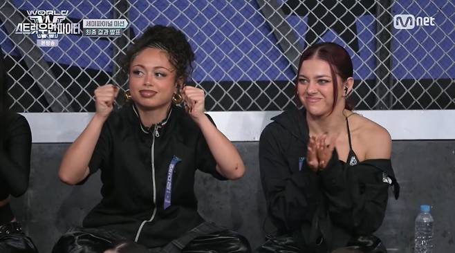 기뻐하는 에이지스쿼드 크루들. /사진=Mnet '월드 오브 스트릿 우먼 파이터' 캡처