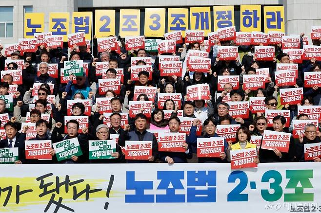 (서울=뉴스1) 안은나 기자 = 6일 서울 여의도 국회 본청 계단에서 열린 '노조법 2·3조 개정안 발의 야5당·노동·시민사회 기자회견'에서 참석자들이 노조법 2·3조 개정안(노란봉투법) 통과를 촉구하며 구호를 외치고 있다. 2025.3.6/뉴스1 Copyright (C) 뉴스1. All rights reserved. 무단 전재 및 재배포, AI학습 이용 금지. /사진=(서울=뉴스1) 안은나 기자