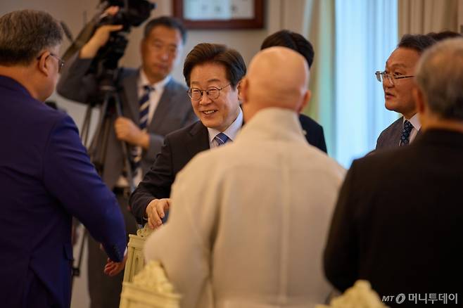 (서울=뉴스1) 허경 기자 = 이재명 대통령이 9일 서울 용산 대통령실에서 열린 종교 지도자 초청 오찬 간담회에서 참석자들과 인사하고 있다. (대통령실 제공. 재판매 및 DB 금지) 2025.7.9/뉴스1 Copyright (C) 뉴스1. All rights reserved. 무단 전재 및 재배포, AI학습 이용 금지. /사진=(서울=뉴스1) 허경 기자