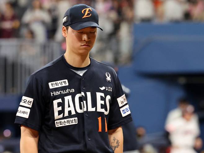 한화 이글스 엄상백이 전반기 마지막 등판에서 시즌 2승 수확에 도전한다. 사진은 한화에서 활약 중인 엄상백의 모습. /사진=뉴스1