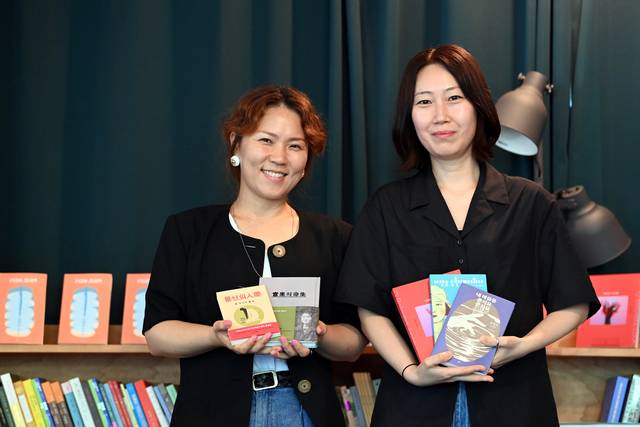 김선영(왼쪽) 핀드 출판사 대표와 박소란 시인을 서울 마포구 카페 핀드에서 지난 1일 만났다. 김 대표와 박 시인은 최근 우리나라 최초의 여성 근대 소설가 김명순의 작품집 ‘내 마음을 쏟지요 쏟지요’, 문장집 ‘사랑하는 이 보세요’ 그리고 두 권의 창작집 ‘생명의 과실’과 ‘애인의 선물’의 복원본을 펴냈다.  박윤슬 기자