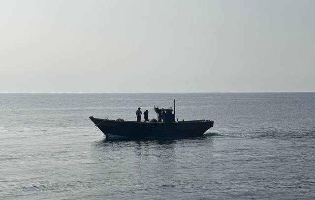 북한으로 돌아가는 선박  : 정부가 지난 3월과 5월 해상에서 구조한 북한 주민 6명을 9일 오전 동해상 북방한계선(NLL) 인근에서 북한으로 돌려보냈다. 사진은 이날 북한 주민들을 태운 선박이 이동하고 있는 모습. 통일부 제공