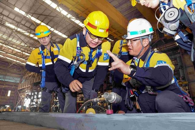 노진율(가운데) HD현대중공업 사장이 지난 8일  HD현대삼호 사업장을 방문해 현장 안전 점검을 벌이고 있다. HD현대중공업 제공