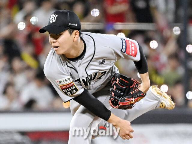 21일 오후 경기도 수원시 조원동 수원kt위즈파크에서 진행된 '2025 프로야구 KBO리그' kt위즈와 KIA타이거즈의 경기. kt 손동현이 역투하고 있다./마이데일리