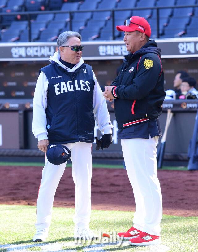 2025년 3월 28일 오후 대전 한화생명 볼파크에서 진행된 '2025 신한 SOL뱅크 KBO 리그' KIA 타이거즈와 한화 이글스의 경기.한화 김경문 감독과 KIA 이범호 감독이 인사한 뒤 이야기를 나누고 있다./마이데일리