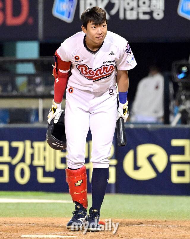 2025년 4월 25일 오후 서울 잠실구장에 진행된 '2025 신한 SOL뱅크 KBO 리그' 롯데 자이언츠와 두산 베어스의 경기. 두산 김민석이 2사 후 대타로 나와 롯데 팬과 롯데 더그아웃을 보며 두 번의 인사를 하고 있다./마이데일리