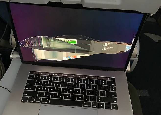 앞좌석 승객의 갑작스런 등받이 젖힘으로 박살한 뒷좌석 승객의 노트북