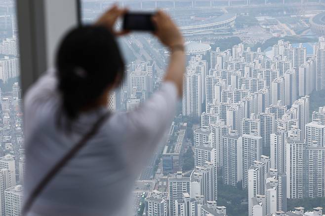서울 송파구 롯데월드타워 전망대 서울스카이에서 바라본 서울 시내 아파트 및 빌라단지의 모습. [연합]