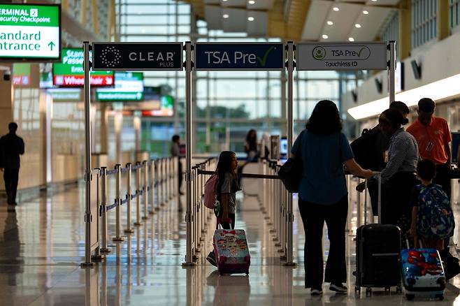 미국 수도 워싱턴 DC에서 가장 가까운 공항인 버지니아주 알링턴 소재 로널드 레이건 워싱턴 내셔널 공항에서 8일 여행객들이 탑승 전 교통보안청(TSA) 보안검색을 앞두고 있다. [AFP]