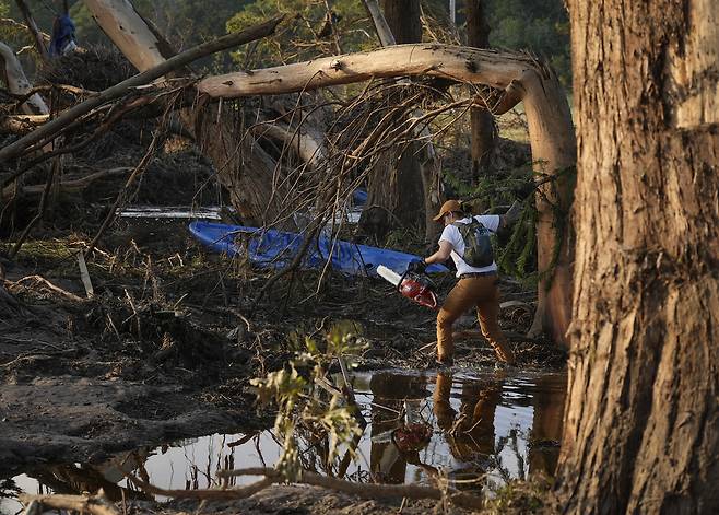 2025년 7월 8일 화요일, 텍사스 인그램의 과달루페 강가에서 ‘히어로즈 포 휴머니티(Heroes for Humanity)’ 소속 자원봉사자 미란다 곤살레스가 7월 4일 발생한 홍수 이후 수색 및 수습 작업을 하고 있다. [AP/ Jay Janner/Austin American-Statesman]