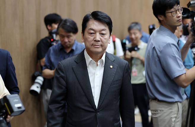 안철수 국민의힘 의원이 7일 서울 여의도 국회 소통관에서 당의 혁신위원장 직을 사퇴하고 당대표 출마기자회견을 하기 위해 이동하고 있다.  이상섭 기자