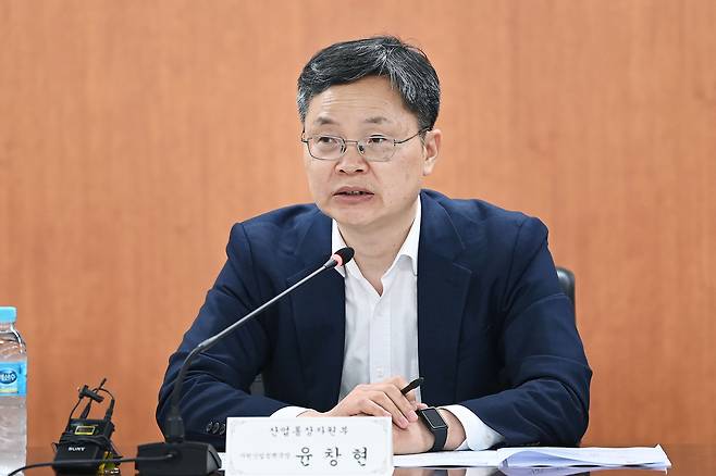 윤창현 산업통상자원부 자원산업정책국장이  지난달 19일 서울 종로구 석탄회관 대회의실에서 열린 ‘중동 상황 관련 석유·가스 수급 및 가격 점검회의’를 주재하고 있다. [산업통상자원부 제공]