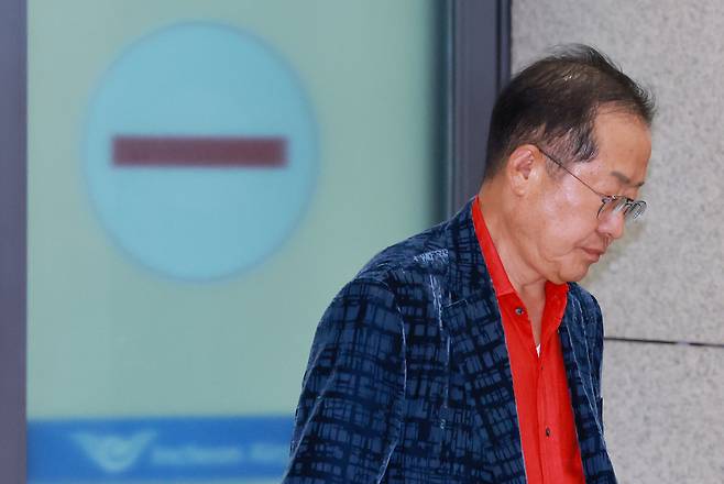 홍준표 전 대구시장이 지난달 17일 인천국제공항 제1여객터미널을 통해 귀국하고 있다. 홍 전 시장은 지난 4월 국민의힘 대선 후보 경선에서 패배한 뒤 탈당하고 미국 하와이에 머물렀다. [연합]