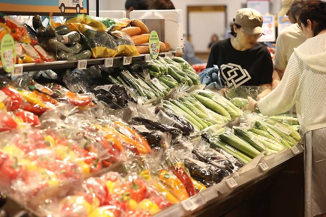서울의 한 대형마트를 찾은 시민이 채소 판매대에서 물건을 살펴보고 있다.  [연합]