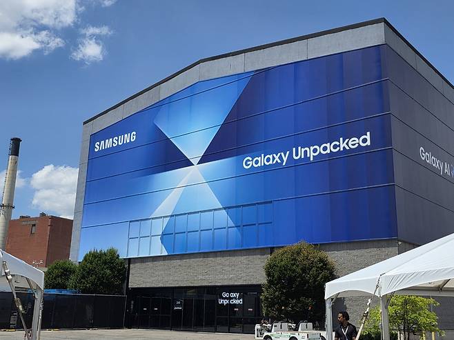 9일(한국시간) 미국 뉴욕 브루클린의 듀걸 그린하우스에 갤럭시 언팩을 알리는 대형 현수막이 걸려 있다. 이곳에서 ‘갤럭시 언팩’이 열린다. 권제인 기자