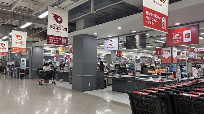 지난 8일 찾은 홈플러스 가양점 계산대가 한적하다. 박연수 기자