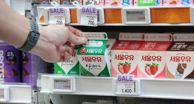 서울시내의 한 편의점에 진열된 서울우유 모습.[연합]