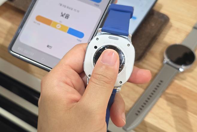 삼성전자가 9일(현지시간) 공개한 갤럭시 워치8으로 항산화 지수를 측정하는 모습. [권제인 기자/eyre@]