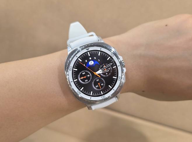 삼성전자가 9일(현지시간) 미국 뉴욕 브루클린에서 열린 ‘갤럭시 언팩 2025’ 행사에서 공개한 갤럭시 워치8 클래식. [권제인 기자/eyre@]