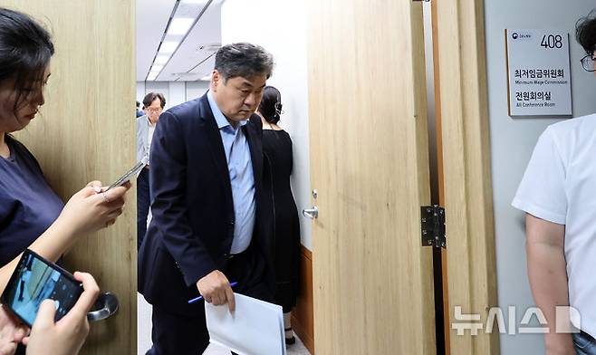 [세종=뉴시스] 강종민 기자 = 이인재 최저임금위원장이 9일 세종시 정부세종청사에서 열린 11차 전원회의에서 정회를 선언한 뒤 회의실을 나오고 있다. 2024.07.09. ppkjm@newsis.com