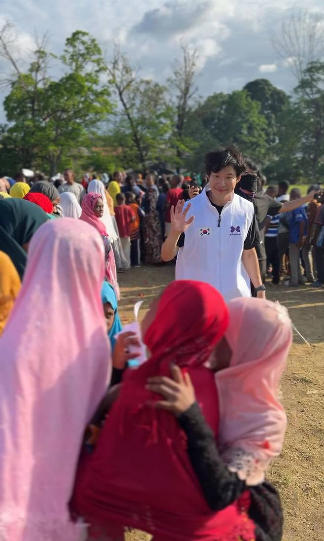 [사진=박현주미술전문기자] 8일 오후 탄자니아 펨바 CDP센터에서  AIF홍보대사 유준상이 아이들과 야외 수업을 하고 있다.2025.07.08. hyun@newsis.com *재판매 및 DB 금지