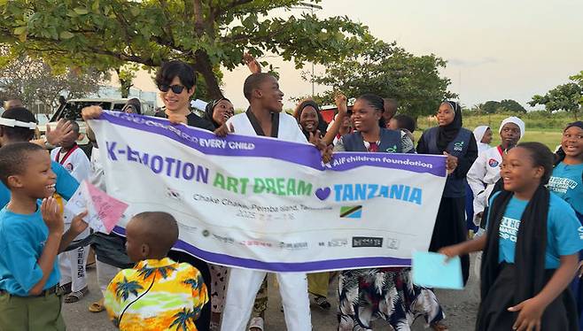 펨바 CDP센터 아이들이 AIF홍보대사 유준상를 환영하고 있다. *재판매 및 DB 금지