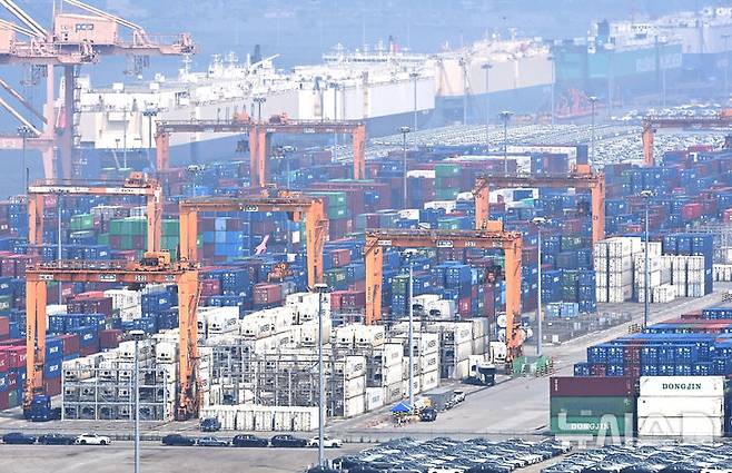 [평택=뉴시스] 김종택 기자 = 8일 경기 평택시 포승읍 평택항에 컨테이너가 쌓여있는 모습. 2025.07.08. jtk@newsis.com