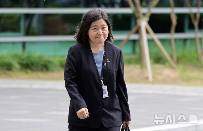 [서울=뉴시스] 홍효식 기자 = 임은정 신임 서울동부지검장이 지난 4일 서울 송파구 서울동부지방검찰청으로 출근하고 있다. 2025.07.04. yesphoto@newsis.com