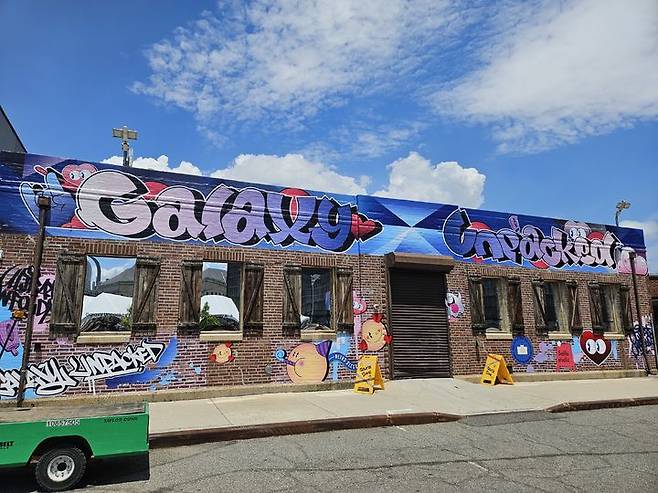 [뉴욕=뉴시스] 박은비 기자 = 미국 뉴욕 브루클린에 위치한 듀갈 그린하우스(Duggal Greenhouse) 모습. 갤럭시 언팩 행사를 하루 앞둔 8일(현지 시간) 막바지 준비에 분주했다. 2025.07.08. silerline@newsis.com *재판매 및 DB 금지