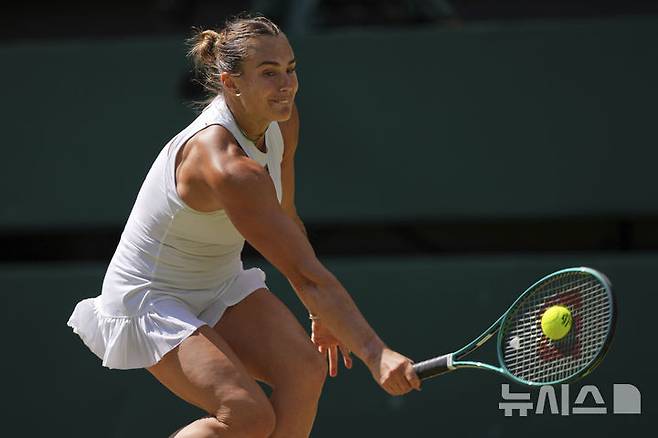 [런던=AP/뉴시스] 아리나 사발렌카(1위·벨라루스)가 8일(현지 시간) 영국 런던 올잉글랜드 클럽에서 열린 2025 윔블던 테니스 대회 여자 단식 8강전에서 라우라 지게문트(104위·독일)와 경기하고 있다. 사발렌카가 2-1(4-6 6-2 6-4)로 승리하고 4강에 올라 어맨다 아니시모바(12위·미국)와 결승 진출을 다툰다. 2025.07.09.