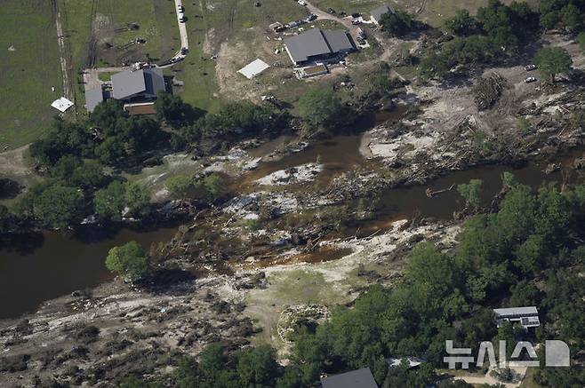 <font style="vertical-align: inherit;"><font style="vertical-align: inherit;">[텍사스=AP/뉴시스] 8일(현지 시간) 미국 텍사스주 잉그램 과달루페 강 인근 홍수 피해 현장. 2025.07.09.</font></font>