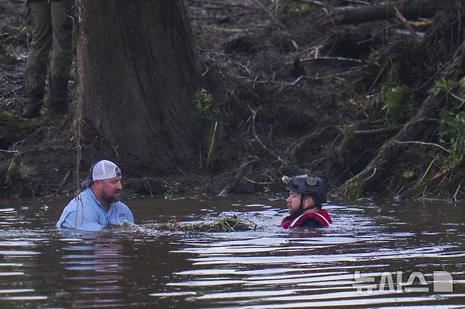 [헌트=AP/뉴시스] 지난 6일(현지 시간) 미 텍사스주 헌트에서 수색구조대가 과달루페강에 들어가 실종자 수색 및 복구 작업을 벌이고 있다. 텍사스주를 강타한 폭우와 홍수로 '캠프 미스틱'에 참가했던 어린이 중 27명이 숨지면서 사망자 수는 100명을 넘어선 것으로 알려졌다. 2025.07.08.