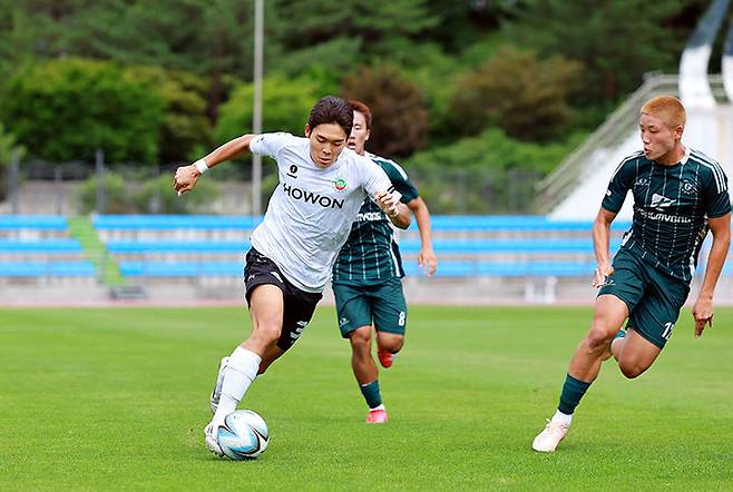 지난&nbsp;2일부터&nbsp;오는 18일까지&nbsp;‘제61회 추계대학축구연맹전’에&nbsp;전국&nbsp;81개 대학팀&nbsp;3500여 명이 참가해&nbsp;태백종합운동장 등&nbsp;8개 구장에서&nbsp;157경기가 진행 중이다.(사진=태백시 제공) *재판매 및 DB 금지