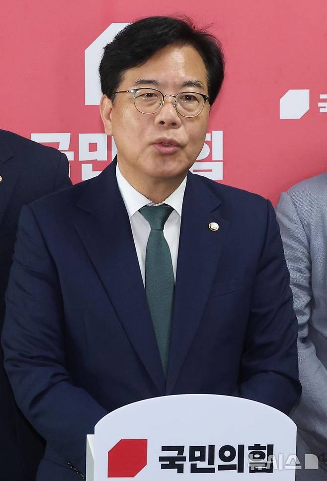 [서울=뉴시스] 조성봉 기자 = 송언석 국민의힘 비상대책위원장 겸 원내대표가 9일 오전 서울 여의도 국회에서 혁신위원장 발표를 하고 있다. 신임 혁신위원장에는 윤희숙 여의도연구원장을 임명했다.  2025.07.09. suncho21@newsis.com