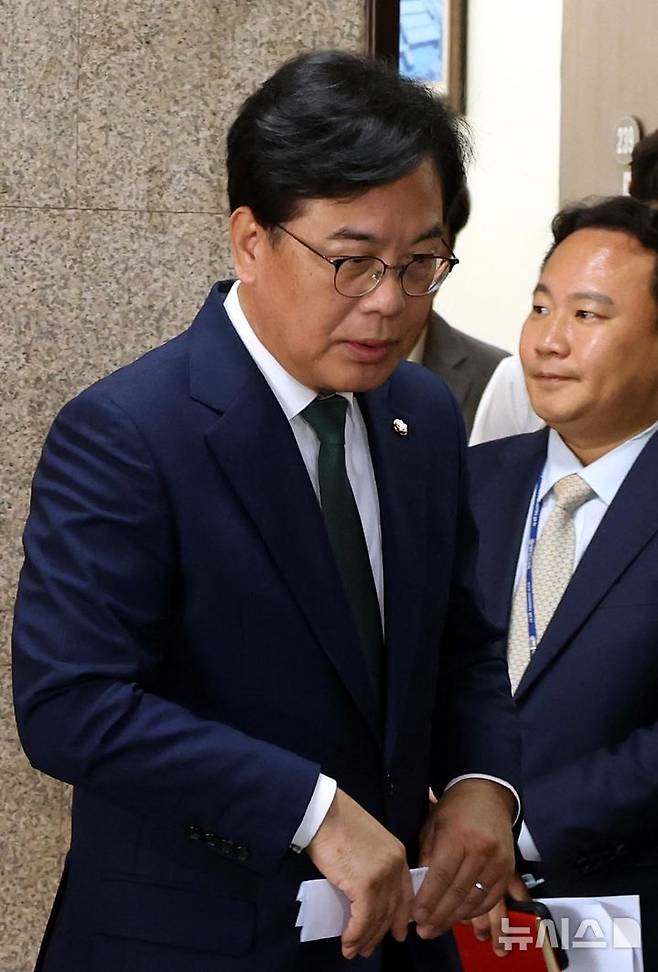 [서울=뉴시스] 조성봉 기자 = 송언석 국민의힘 비상대책위원장 겸 원내대표가 9일 오전 서울 여의도 국회에서 혁신위원장 발표를 마치고 이동하고 있다. 신임 혁신위원장에는 윤희숙 여의도연구원장을 임명했다.  2025.07.09. suncho21@newsis.com