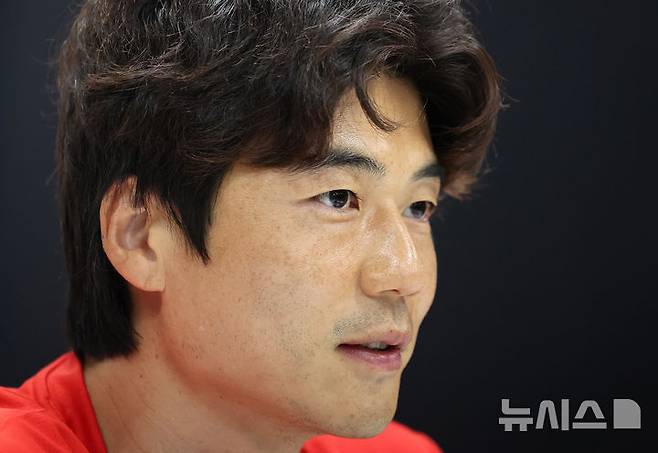 [포항=뉴시스] 이무열 기자 = 축구선수 기성용(36·포항스틸러스)씨가 성폭력 가해 논란 폭로자를 상대로 제기한 억대 손해배상 청구 소송 1심에서 일부 승소했다.  사진은 지난 4일 경북 포항시 북구 포항스틸러스 송라클럽하우스에서 열린 기성용 입단 미디어데이에서 기성용이 취재진과 인터뷰를 하는 모습. 2025.07.04. lmy@newsis.com