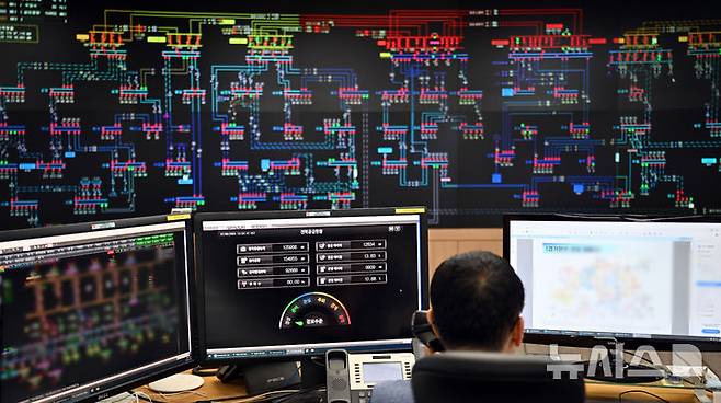 [수원=뉴시스] 김종택 기자 = 연일 계속되는 폭염으로 전력수요가 증가하고 있는 8일 경기 수원시 영통구 한국전력공사 경기지역본부 전력관리처 계통운영센터에서 관계자가 전력수급현황을 점검하고 있다. (공동취재) 2025.07.08. photo@newsis.com