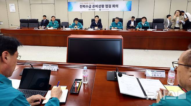 [서울=뉴시스] 박주성 기자 = 이호연 산업통상자원부 제2차관이 8일 서울 서초구 한전아트센터에서 25년 여름철 피크대비 전력수급 준비상황 점검 회의를 주재하고 있다. 2025.07.08. park7691@newsis.com