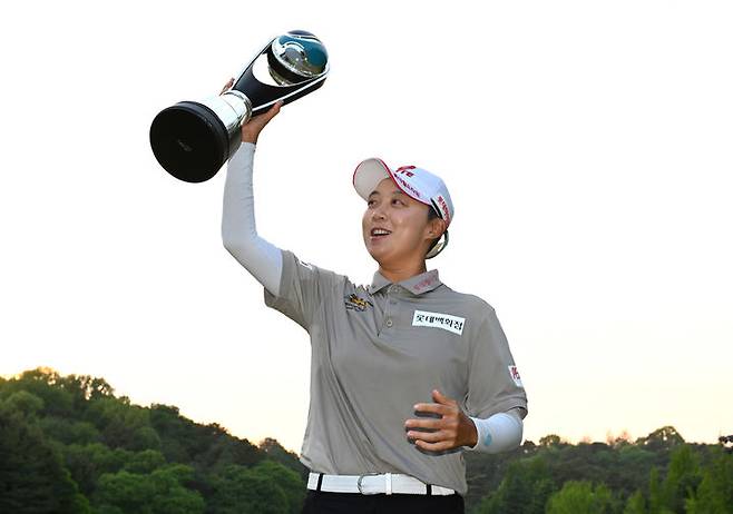 [서울=뉴시스] 추상철 기자 = 11일 경기 고양시 뉴코리아CC에서 열린 '레이디스 유러피언투어(LET) 아람코 챔피언십' 최종라운드, 우승을 차지한 김효주가 트로피를 들고 기념촬영을 하고 있다. (사진=아람코코리아챔피언십 조직위원회 제공) 2025.05.11. photo@newsis.com *재판매 및 DB 금지