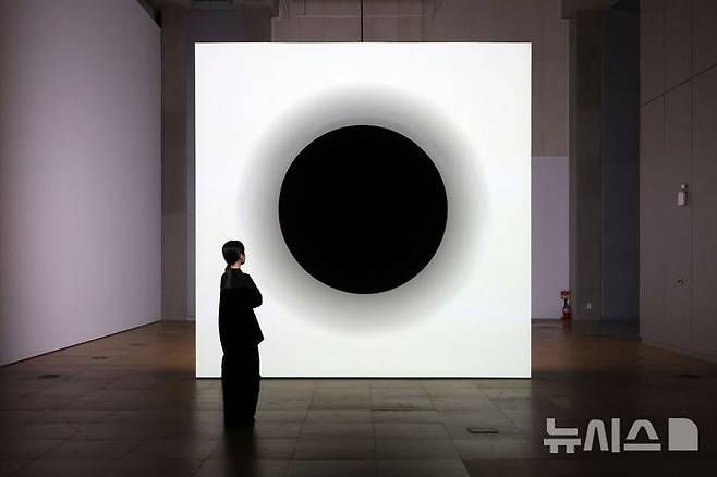 [서울=뉴시스] 박진희 기자 = 국립아시아문화전당(ACC)은 9일 광주 동구 ACC 문화창조원에서 세계적인 사운드 아티스트 료지 이케다(Ryoji Ikeda) 개인전 ‘2025 ACC 포커스-료지 이케다’ 기자간담회를 갖고 신작 4점을 포함해 총 7점의 작품을 선보이고 있다. 2025.07.09. pak7130@newsis.com