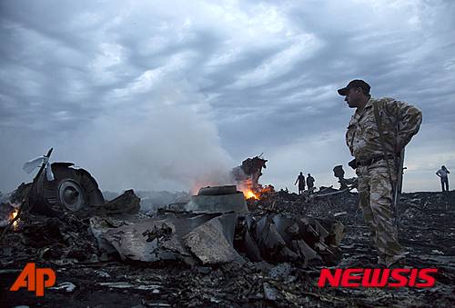 [헤이그=AP/뉴시스]2014년 7월17일 우크라이나 사람들이 동부 그라보포 인근에서 추락한 말레이시아항공 소속 여객기 MH17편의 잔해 사이를 걷고 있다. 유럽인권재판소(ECHR)는 9일 러시아가 우크라이나 분쟁 당시 국제법을 위반했다고 처음으로 판결하면서, 러시아가 우크라이나에서 저지른 인권 유린에 책임이 있으며, 298명의 목숨을 앗아간 2014년 말레이시아 항공 MH17편 추락의 배후는 러시아라고 판결했다. 2025.07.09.