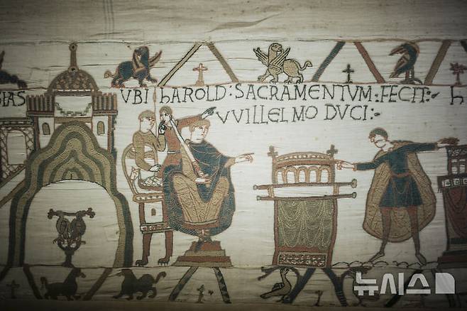 [AP/뉴시스] 북서 프랑스 통치의 노르만족이 잉글랜드를 침입해 승리한 뒤 1066년 윌리엄 정복왕이 해롤드 고드윈슨으로부터 왕위를 물려받는 장면