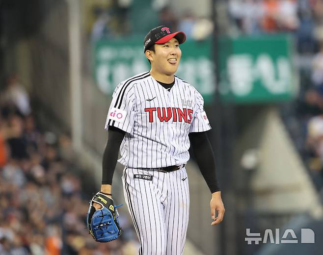 [서울=뉴시스] 김금보 기자 = 29일 서울 송파구 잠실야구장에서 열린 프로야구 2025 KBO리그 한화 이글스와 LG 트윈스의 경기, 3회초 2사 1루 LG  선발 손주영이 중견수 박해민의 호수비에 안도하고 있다. 2025.05.29. kgb@newsis.com