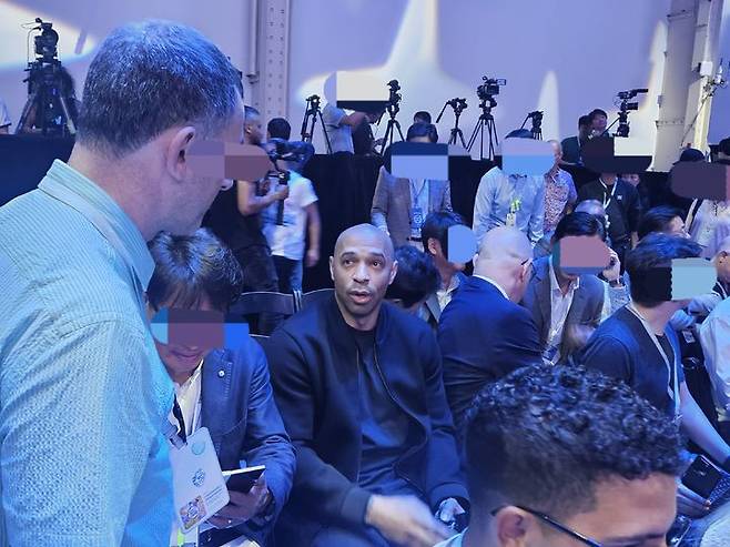 [뉴욕=뉴시스] 박은비 기자 = 축구선수 티에르 앙리가 9일(현지 시간) 미국 뉴욕 브루클린 듀갈 그린하우스(Duggal Greenhouse)에서 개최된 갤럭시 언팩 행사에 참석했다. 2025.07.09. silverline@newsis.com *재판매 및 DB 금지