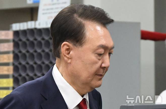 [서울=뉴시스] 사진공동취재단 = 윤석열 전 대통령이 9일 서울 서초구 서울중앙지법에서 열린 직권남용 등 혐의 영장실질심사(구속 전 피의자 심문)를 마친 뒤 대기 장소인 서울구치소로 이동하기 위해 법원을 나서고 있다. 12·3 비상계엄 사태의 '정점'으로 조은석 특별검사가 이끄는 내란 특검팀에 구속영장이 청구된 윤 전 대통령은 지난 1월 18일 내란우두머리 등 혐의 영장실질심사를 받은 지 172일 만에 재구속 기로에 서게 됐다. 2025.07.09. photo@newsis.com