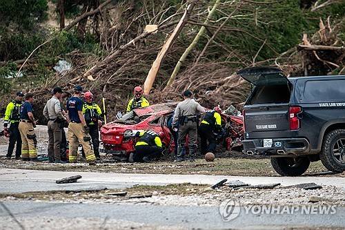 텍사스 홍수 피해를 점검하는 수색대 [로이터=연합뉴스 자료사진. 재판매 및 DB금지]