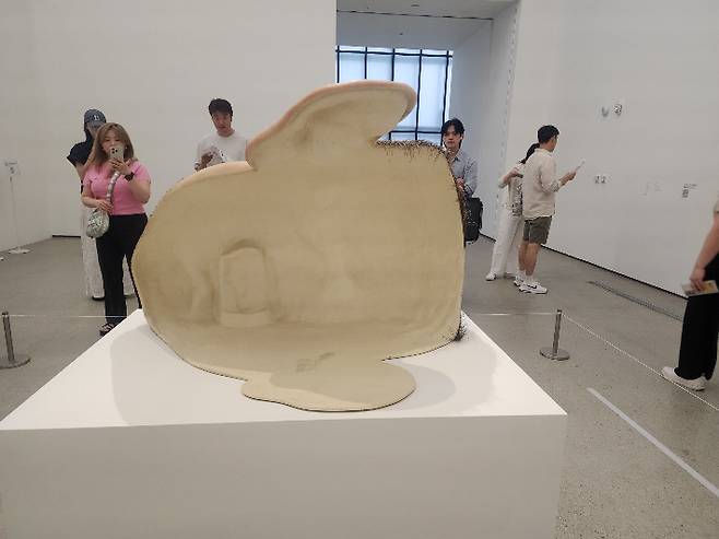 전시장에서 가장 먼저 만나는 작품은 '마스크 II'(2002년작)다. 실제 인간 얼굴의 4배 크기인 이 작품은 수염 자국까지 정교하게 재현해 살아 있는 듯 하지만 뒷면에서 보면 텅 비어있다. 곽인숙 기자