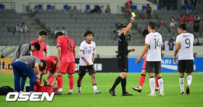[OSEN=용인, 조은정 기자]7일 경기 용인시 용인 미르 스타디움에서 2025 동아시아 축구연맹(EAFF) E-1 챔피언십(동아시안컵) 대한민국 남자 축구 대표팀과 중국의 개막전이 열렸다.한국은 중국과 첫 경기를 시작으로 11일 홍콩, 15일 일본과 격돌한다. 경기는 모두 용인에서 치러지며 3경기 성적에 따라 그대로 최종 순위가 결정된다.전반 한국 이동경에 파울을 범한 중국이 옐로 카드를 받고 있다. 2025.07.07 /cej@osen.co.kr