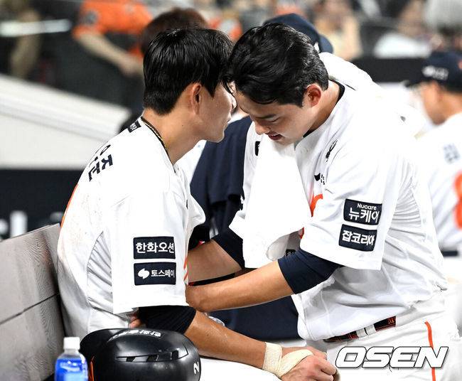[OSEN=대전, 이대선 기자] 8일 오후 대전 한화생명볼파크에서 2025 신한 SOL Bank KBO리그 한화 이글스와 KIA 타이거즈의 경기가 열렸다.한화는 문동주, KIA는 윤영철을 선발로 내세웠다.5회초 수비를 마친 한화 문동주가 더그아웃에서 심우준과 포옹을 하고 있다. 2025.07.08 /sunday@osen.co.kr